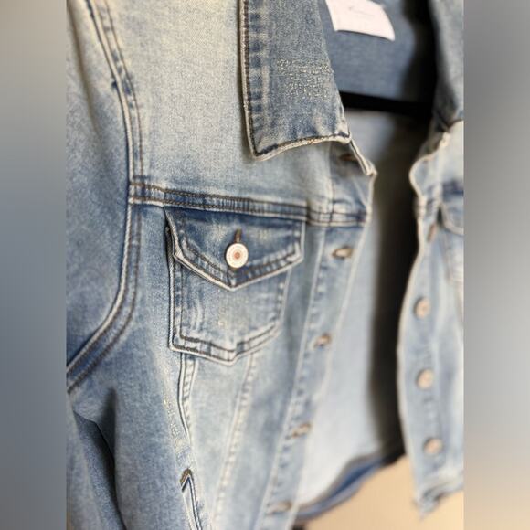 KanCan Los Angeles Light Wash Distressed Denim Jean Jacket Size Medium Stretch - Picture 2 of 5